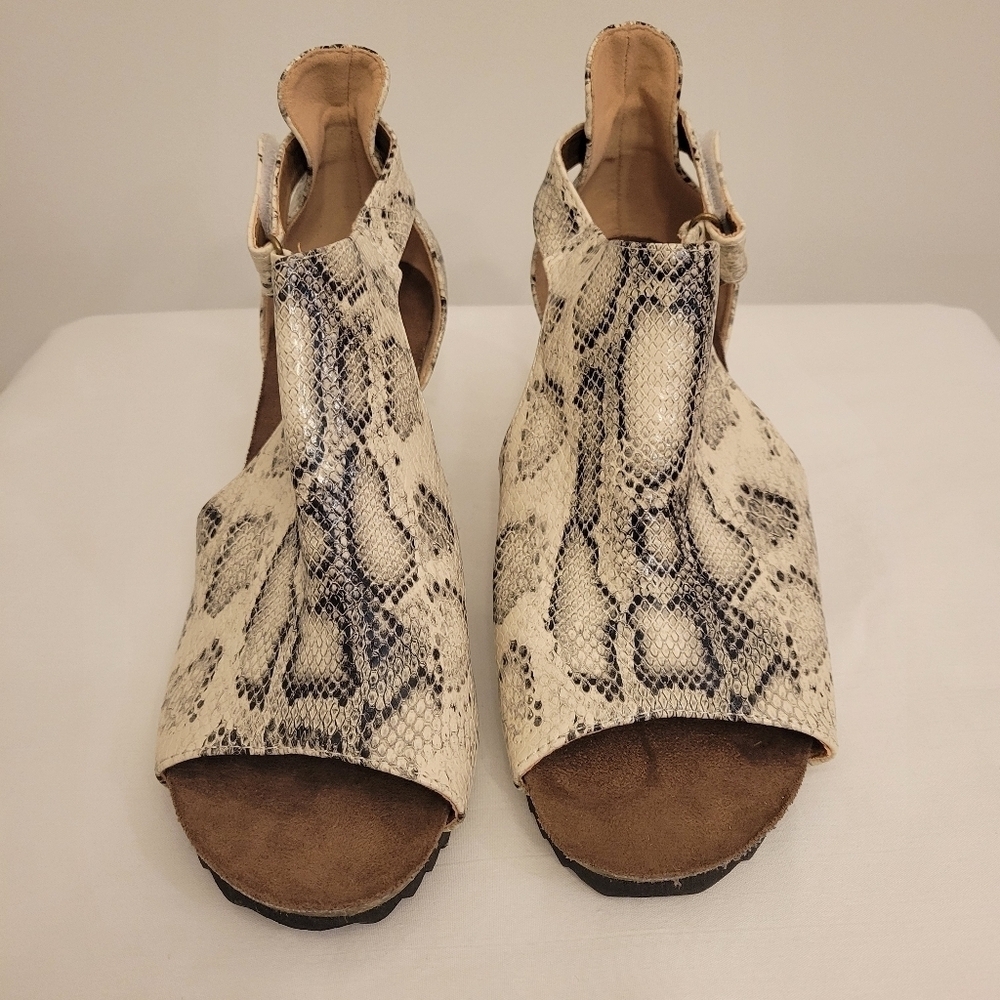 Jolimall cream and black Snake Print wedge sandal size 8